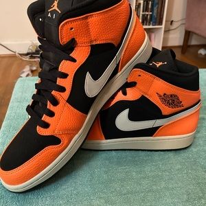 Jordan 1 mid “Cone”